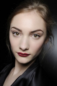 trend-make-up-kozmetika-2011-1 trend make up kozmetika 2011 11 200x300 Trend kozmetike 2011 usne vampirice