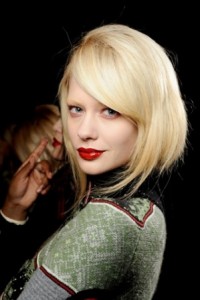 trend make up kozmetika givenchy 2011 200x300 Trend kozmetike 2011   usne vampirice
